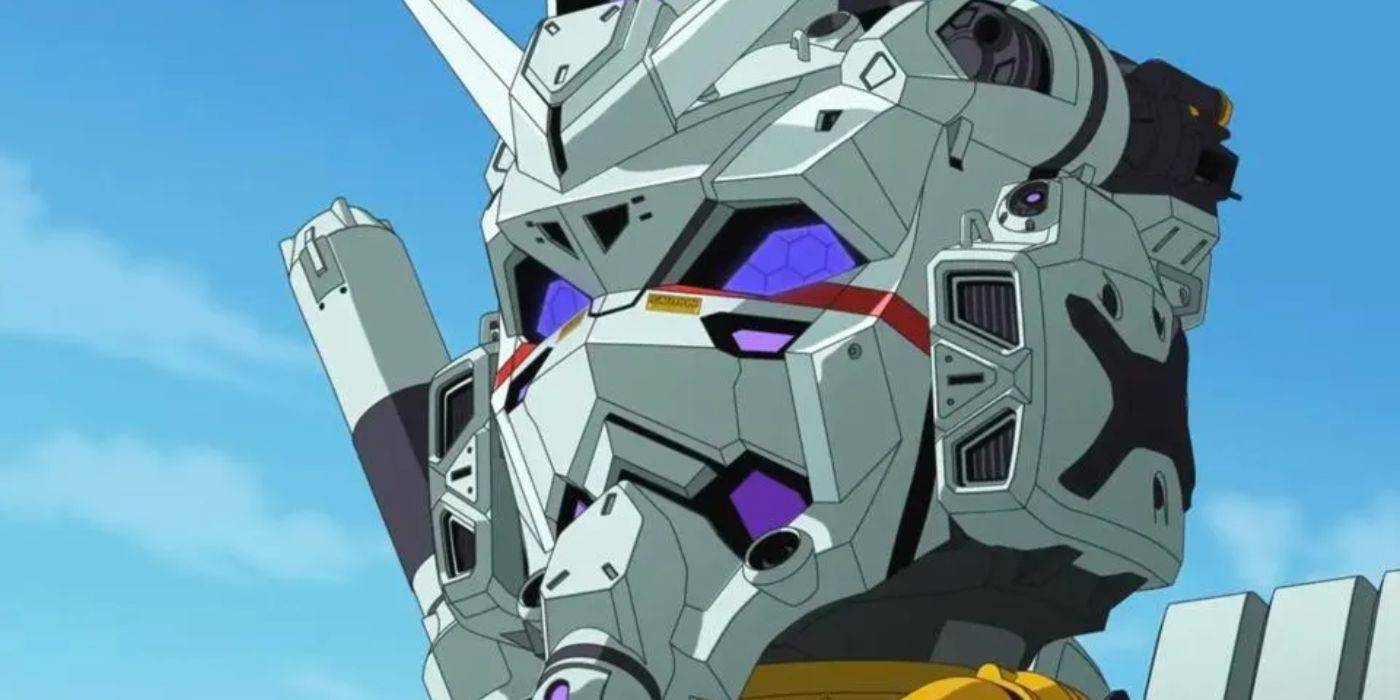 Bir closeup, mobil takım elbise Gundam Gqquuuuuux'dan beyaz Gundam'ın başını gösteriyor.